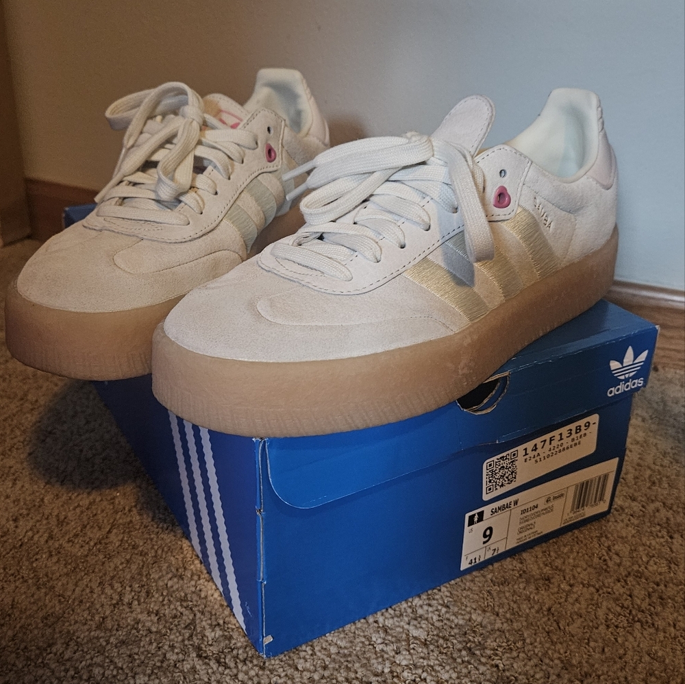 Adidas Sambae, womens size 9